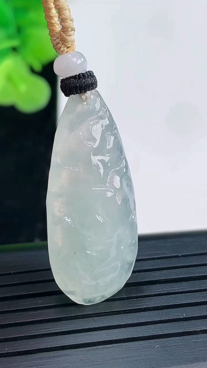 天然A货翡翠原石吊坠尺寸33-14.4-5.7重量:6.12g
3月30日