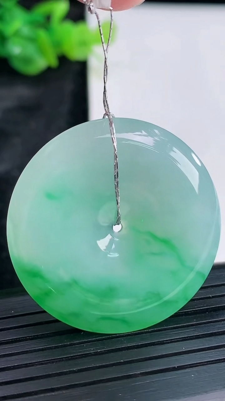 天然A货翡翠平安扣吊坠，尺寸35-6重量:14.71g
3月30日