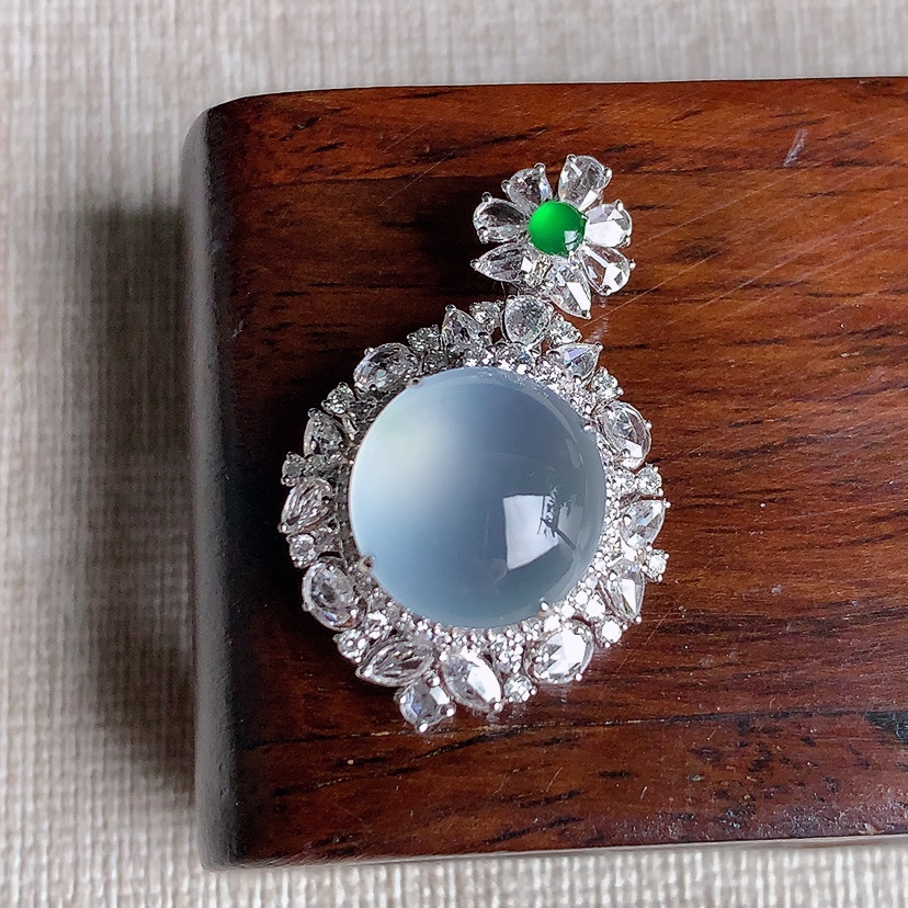 天然A货翡翠18K金伴钻镶嵌白冰白月光蛋面吊坠 
尺寸29.3-19-11.8裸石12-11.6mm