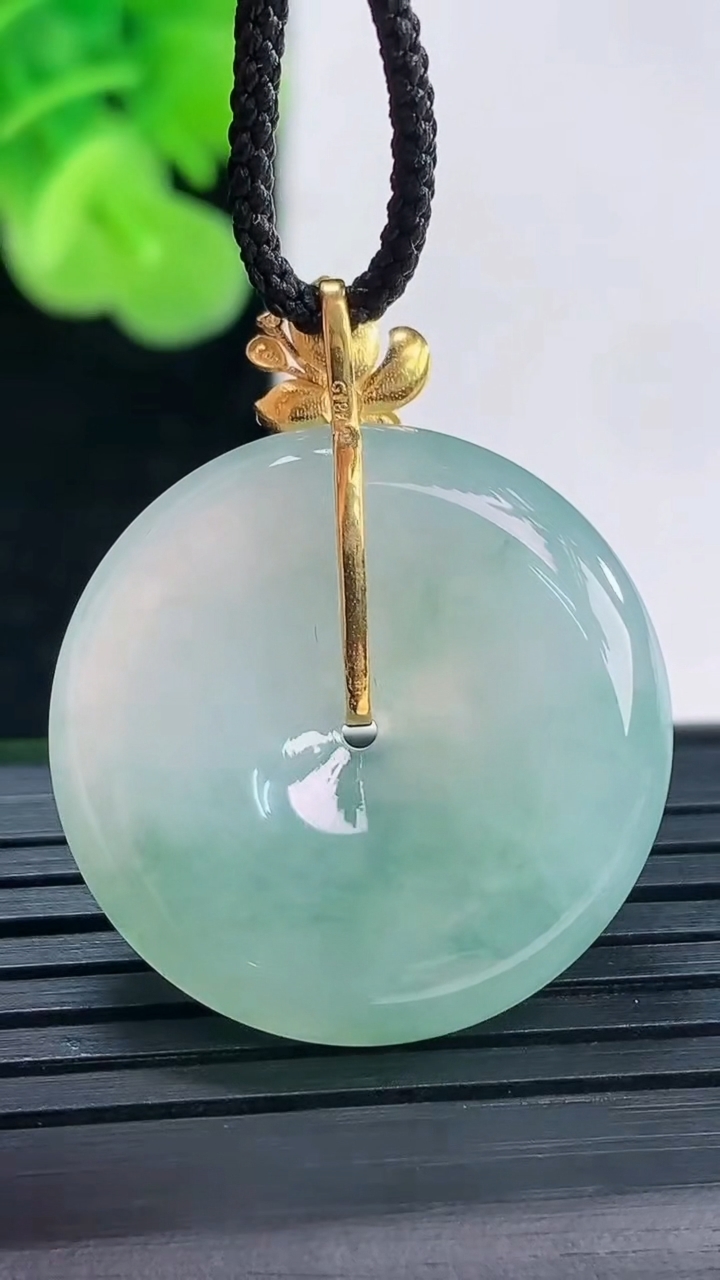 天然A货翡翠种飘花平安扣吊坠尺寸25.8-5.5重量:8.16g
3月30日