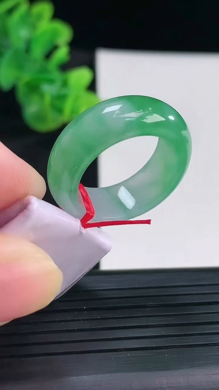 天然A货翡翠素面玉指环 戒指，尺寸19.4-9-4.2重量:8.97g2026年3月30日
工厂直销收藏佳品,种好水足，色泽均匀，有种有色，上手高大气！