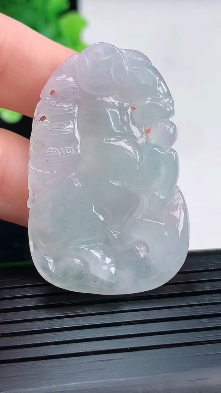 天然A货翡翠飘花生肖马吊坠，尺寸43-28-5重量:14.06g
3月30日