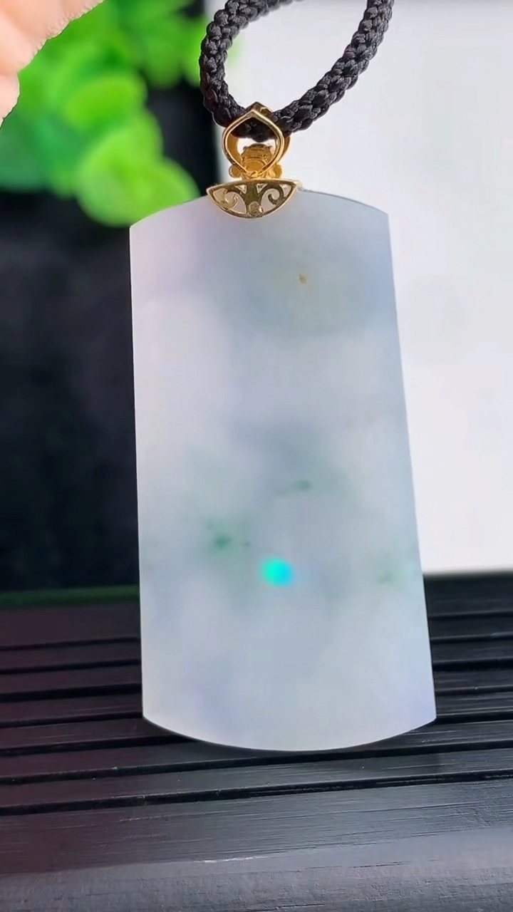 天然A货翡翠18k金紫罗兰 飘花无事牌吊坠，尺寸39-20.6-3重量:7.23g
3月30日