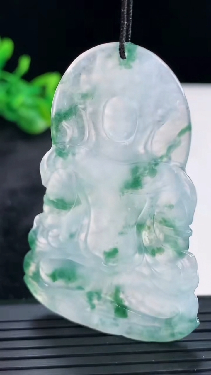 天然A货翡翠种飘花度母观音菩萨吊坠，尺寸61.5-38.6-5重量:20.23g
3月30日