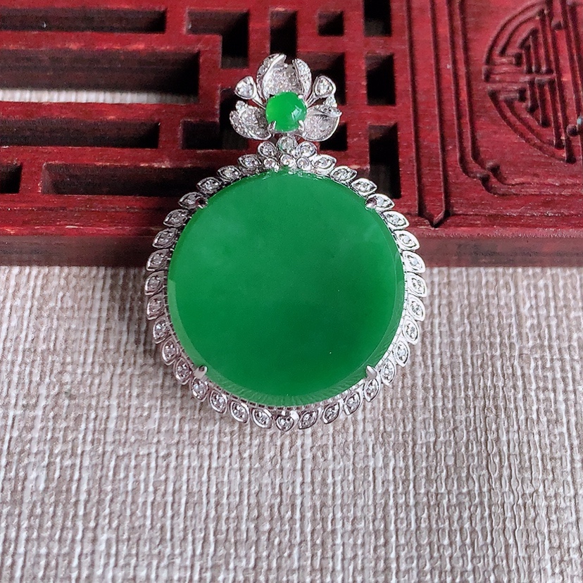 天然A货翡翠18K金伴钻镶嵌满绿无事牌吊坠 
尺寸30.5-22.5-7.3裸石18.5mm 重量4.58g 0329