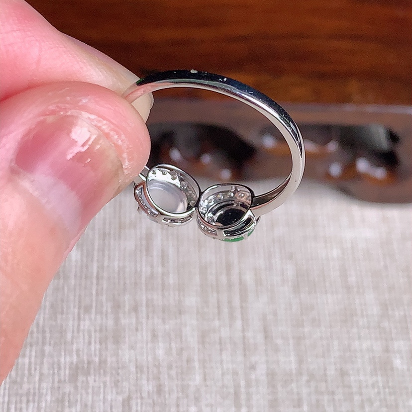 天然A货翡翠18K金伴钻镶嵌阳绿白月光蛋面戒指 圈口17.6裸石
尺寸5.2-4.4mm 重量1.48g 0329