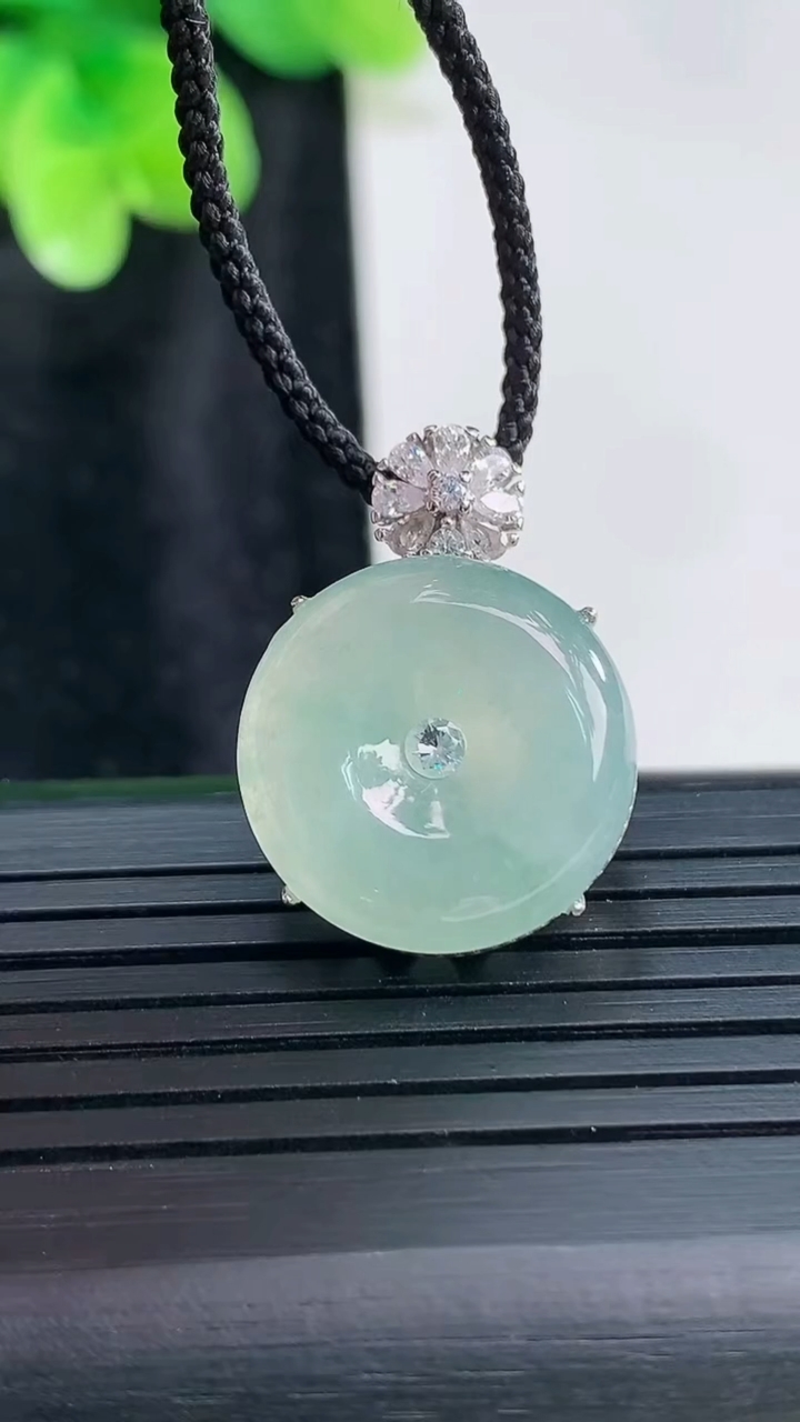 天然A货翡翠平安扣吊坠，尺寸23-17-7.6，裸石16重量:4.42g
3月30日