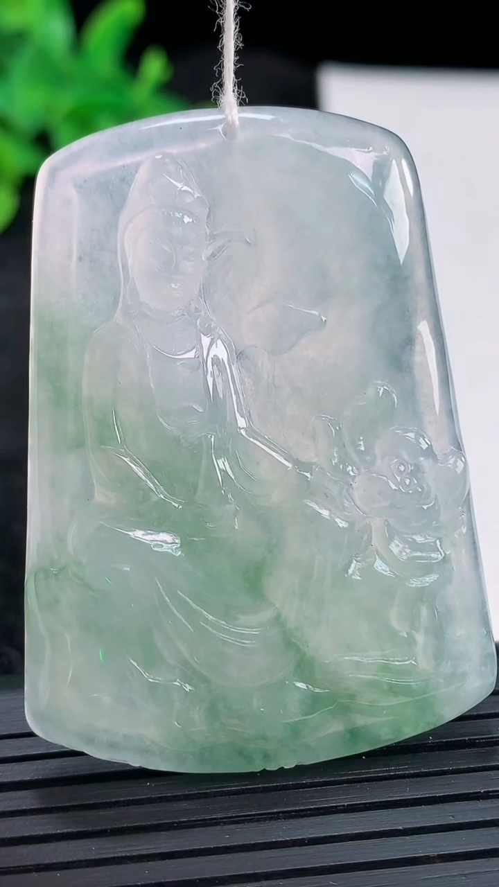 天然A货翡翠大势至菩萨吊坠，尺寸52-38-5.5重量:23.92g
3月30日