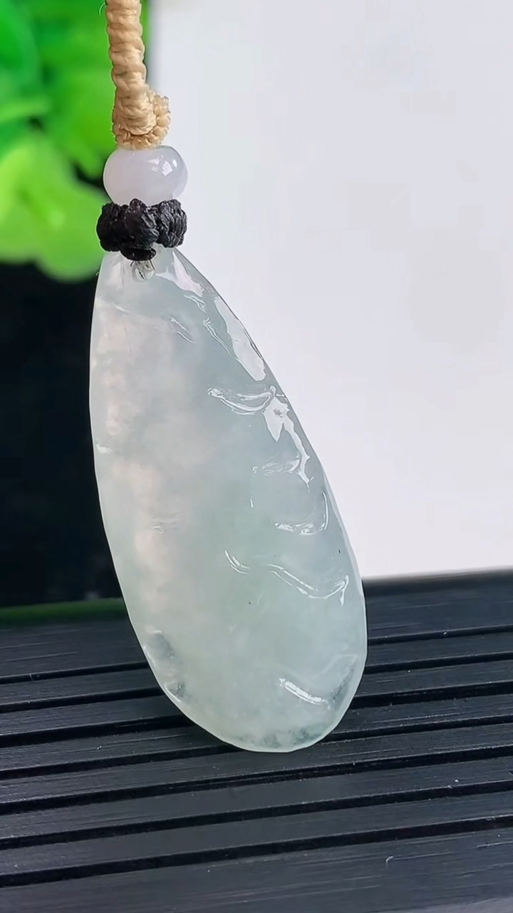 天然A货翡翠原石吊坠尺寸33-14.4-5.7重量:6.12g
3月30日