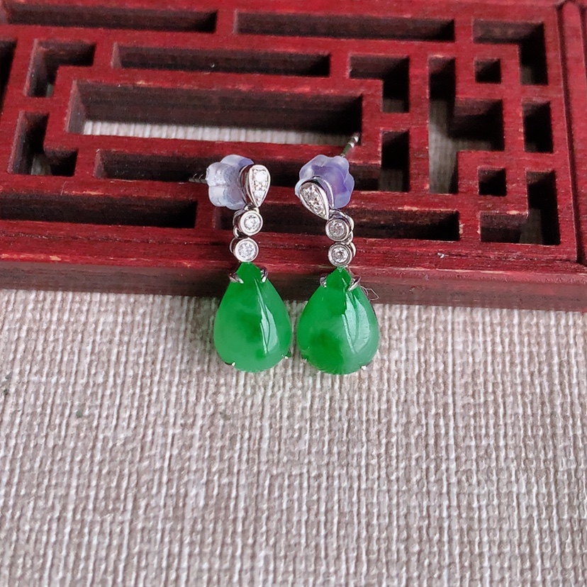 天然A货翡翠18K金镶嵌飘阳绿水滴耳坠 
尺寸9.3-7-4mm 重量2.13g 0329