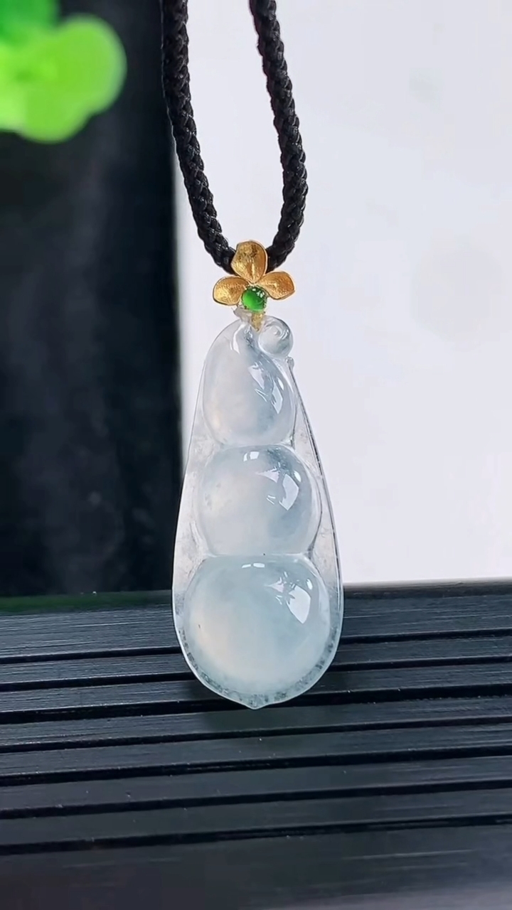 天然A货翡翠种白冰福豆吊坠，尺寸26-11-5重量:1.96g
3月30日