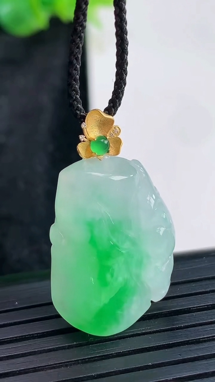 天然A货翡翠节节高升 竹节吊坠，尺寸23-17-8重量:5.72g
3月30日