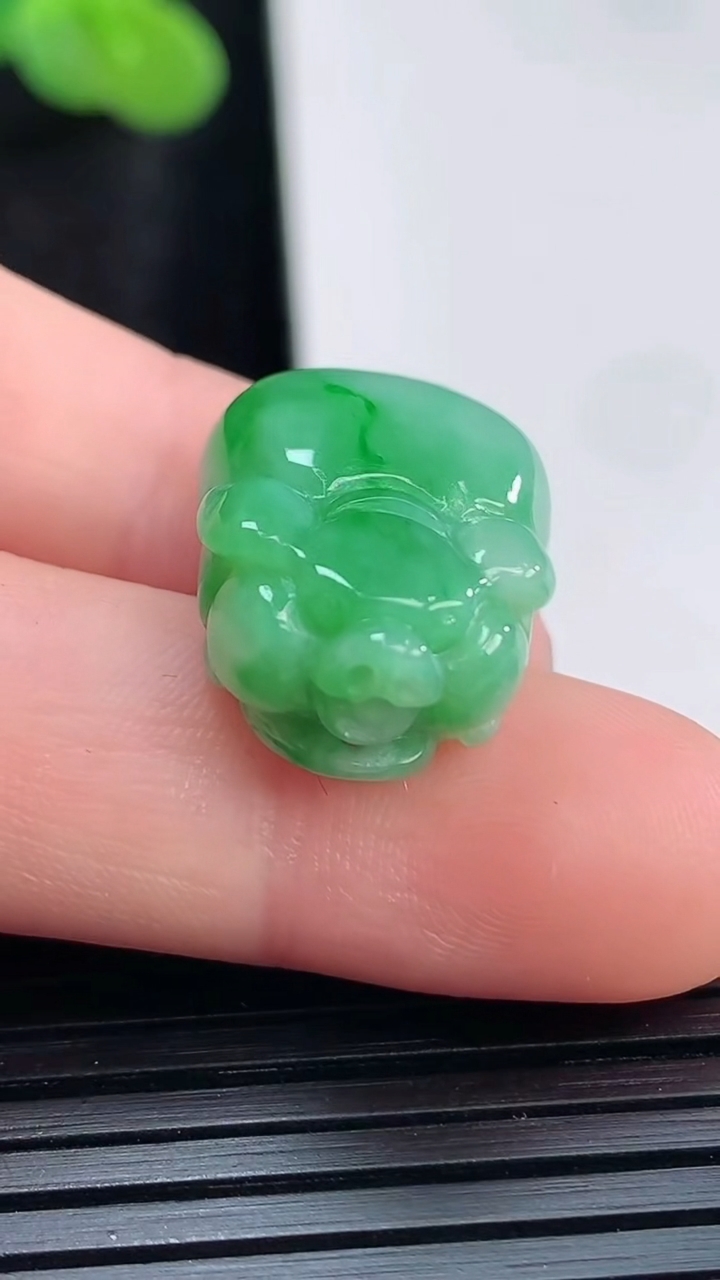 天然A货翡翠生肖猪吊坠，尺寸18.6-14-8.8重量:5.05g
3月30日