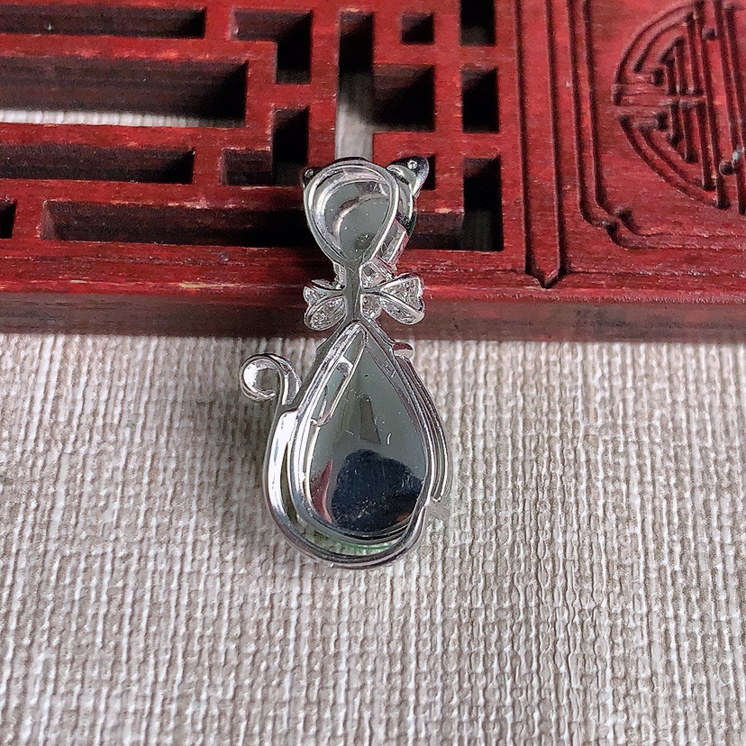 天然A货翡翠18K金伴钻镶嵌甜绿水滴吊坠 
尺寸27-14.4-10.2-6.5mm 重量3.18g