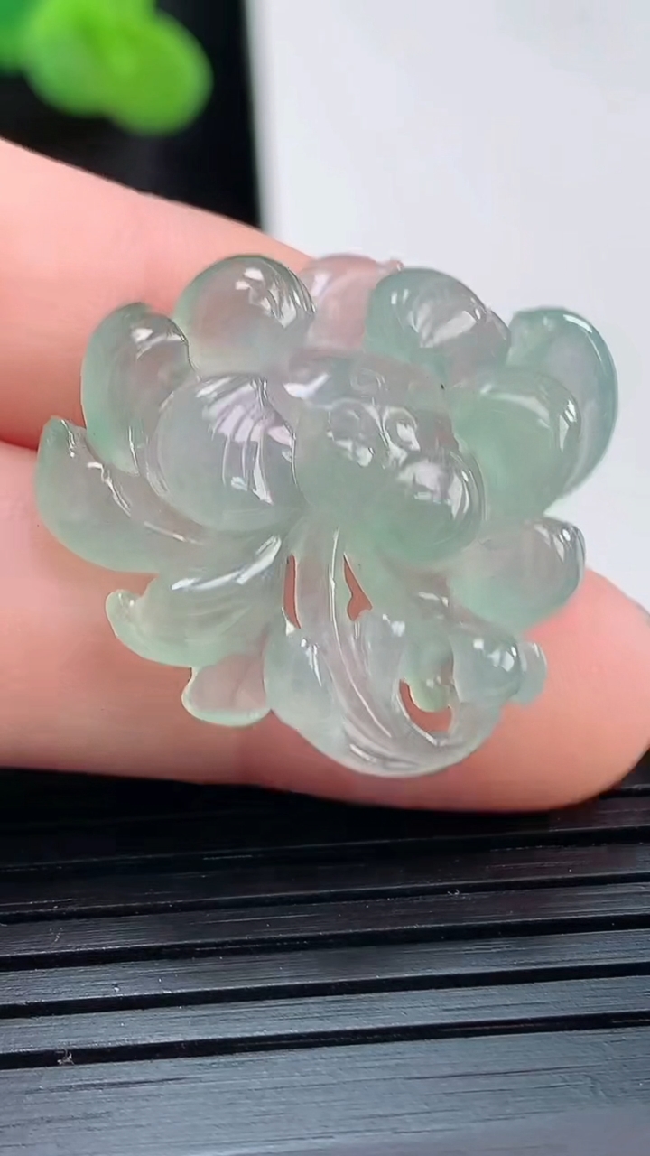 天然A货翡翠和和美美 荷花吊坠，尺寸27.5-25-5.6重量:5.08g
3月30日