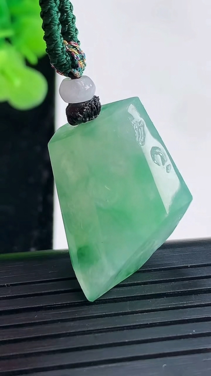 天然A货翡翠原石吊坠尺寸26.1-19.9-8.6重量:9.04g
3月30日