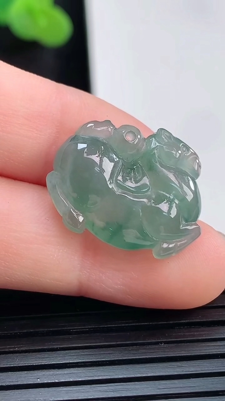 天然A货翡翠冰种飘花生肖马吊坠，尺寸16-21-7.2重量:3.85g
3月30日