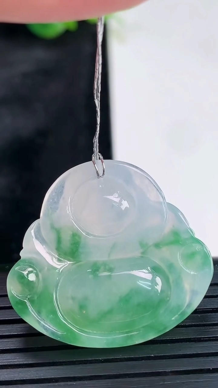 天然A货翡翠种飘花佛公吊坠，尺寸27.5-30-6重量:7.18g
3月30日