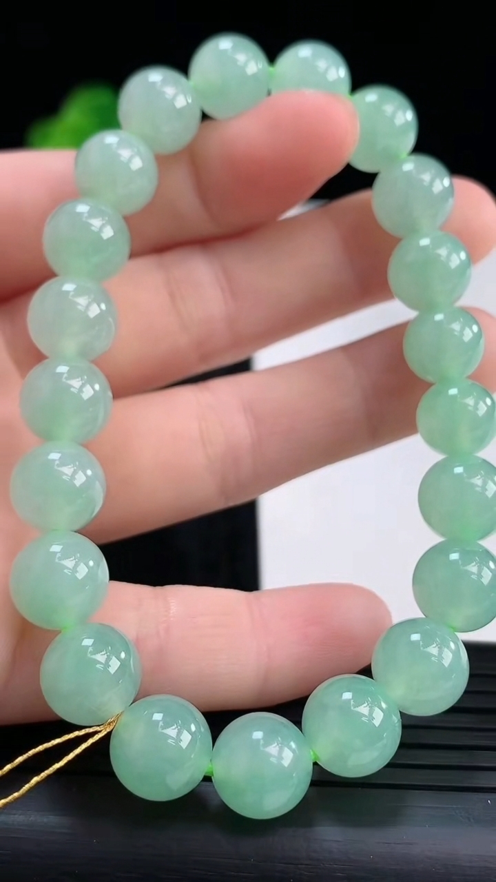 天然A货翡翠圆珠手串，尺寸9.5重量:31.23g3月30日
工厂直销收藏佳品,种好水足，色泽均匀，有种有色，上手高大气！
