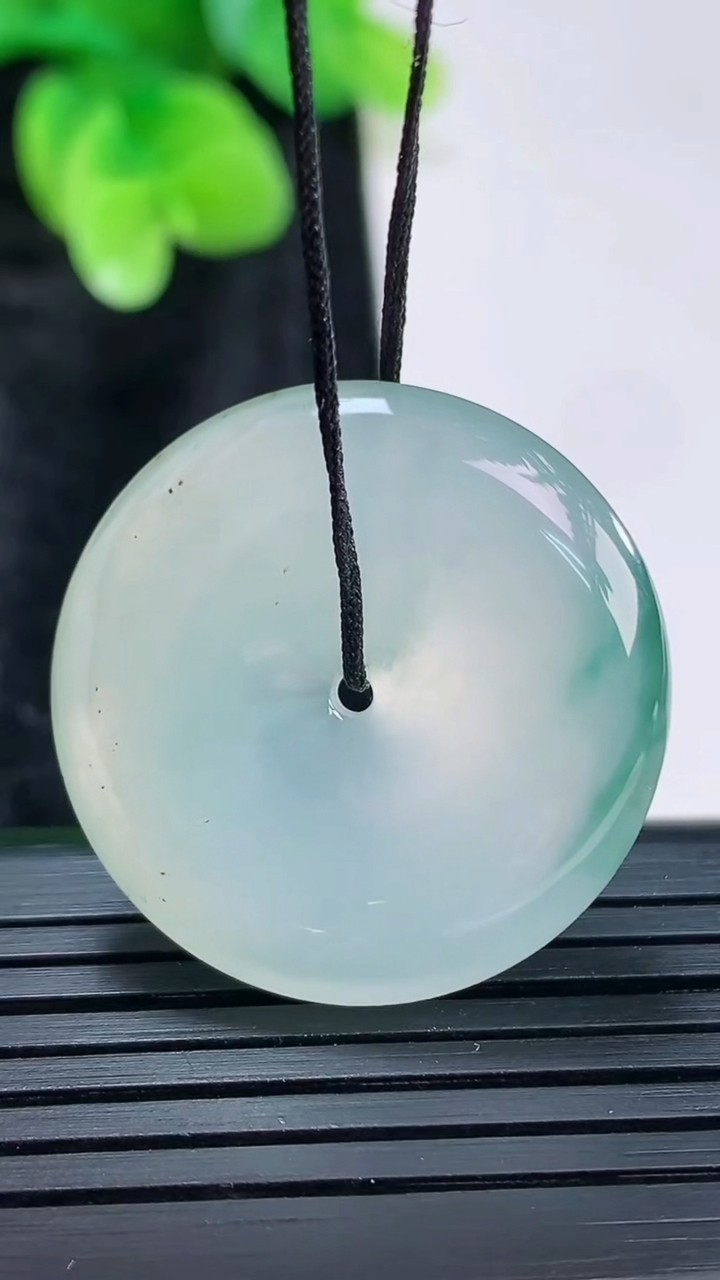 天然A货翡翠冰种飘花平安扣吊坠，尺寸28.5-6重量:9.92g
3月30日