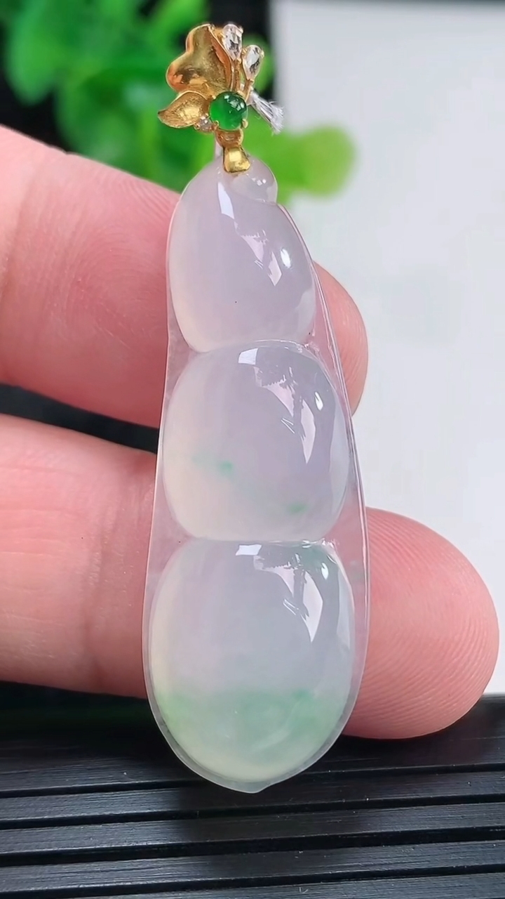 天然A货翡翠福豆吊坠，尺寸40-15-6.5重量:6.94g
3月30日