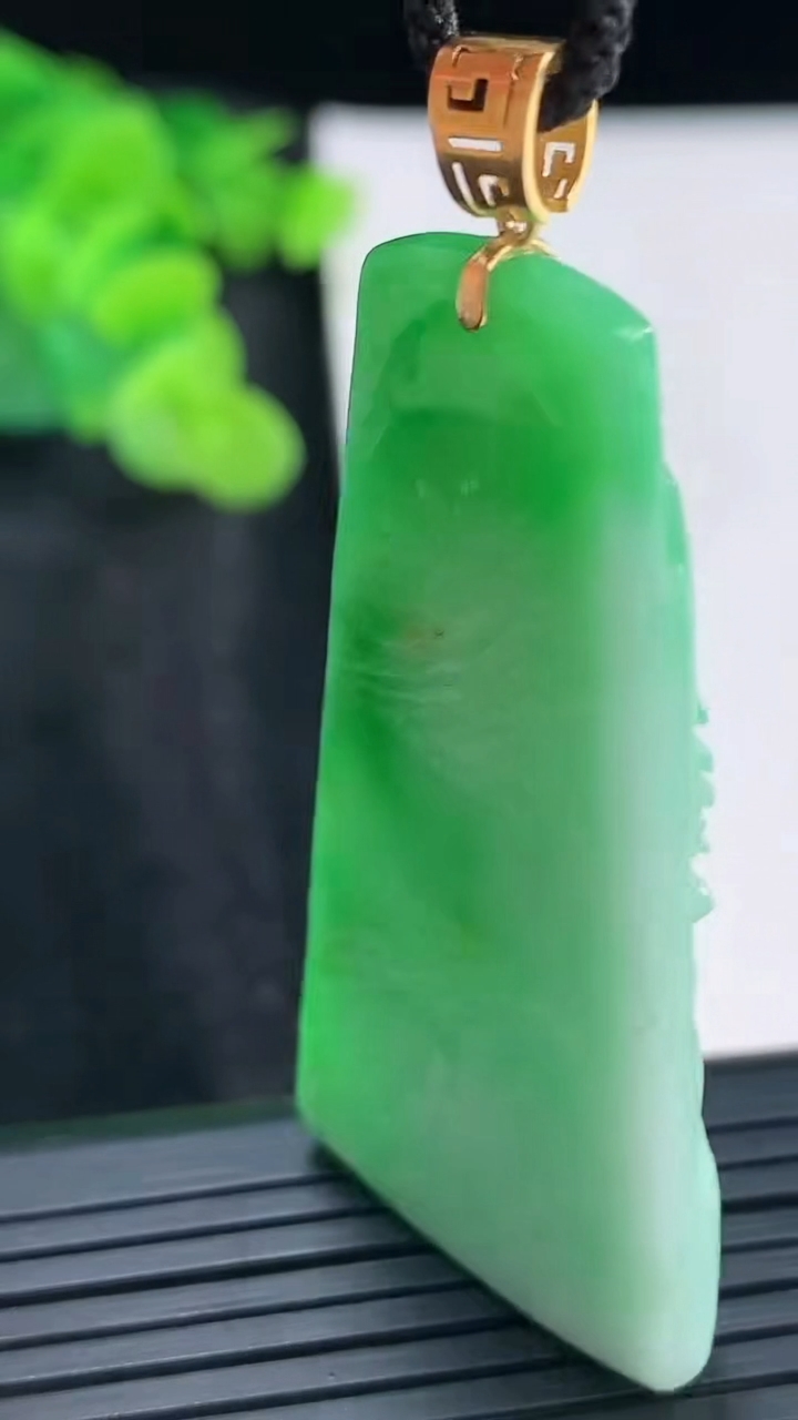 天然A货翡翠山水牌吊坠，尺寸48.5-25.5-6.5重量:15.67g
3月30日
