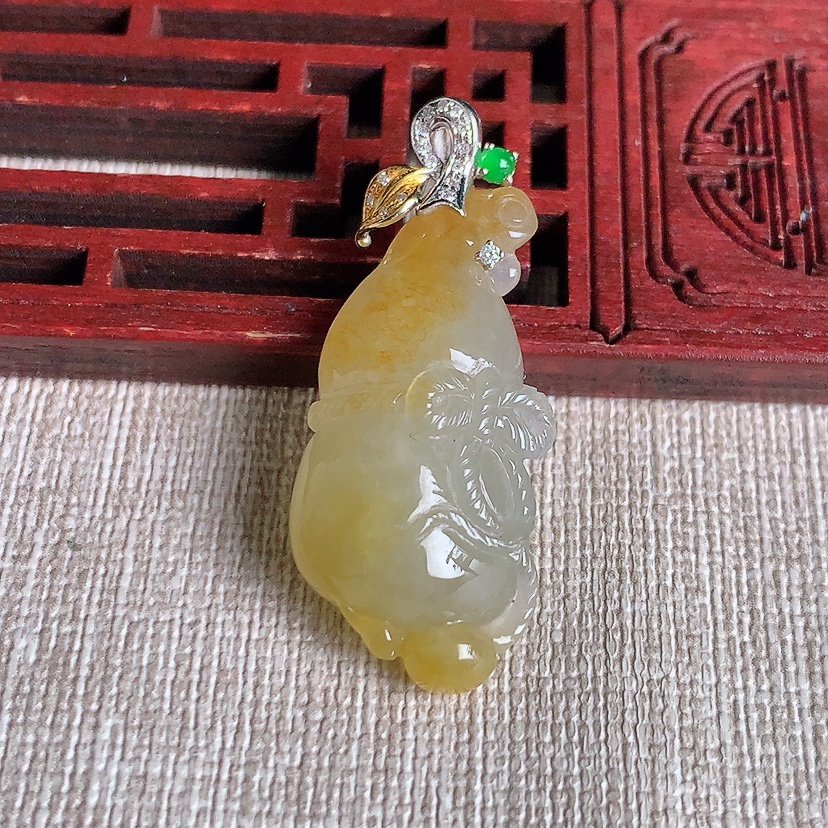 天然A货翡翠18K金伴钻镶嵌黄翡葫芦吊坠 
尺寸38-31.8-15.8-9.6mm 重量7.46g 0329