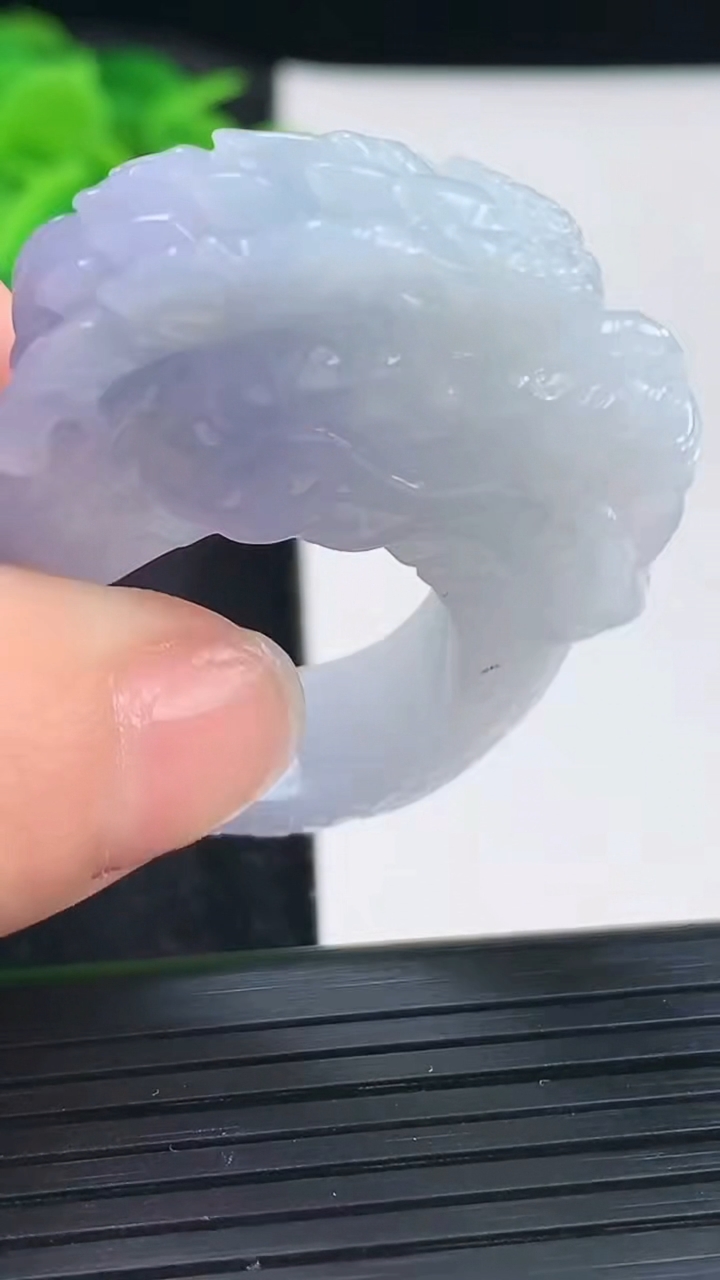 天然A货翡翠紫罗兰龙头扳指 戒指吊坠，尺寸20.2-11-18.5重量:23.98g2026年3月30日
工厂直销收藏佳品,种好水足，色泽均匀，有种有色，上手高大气！