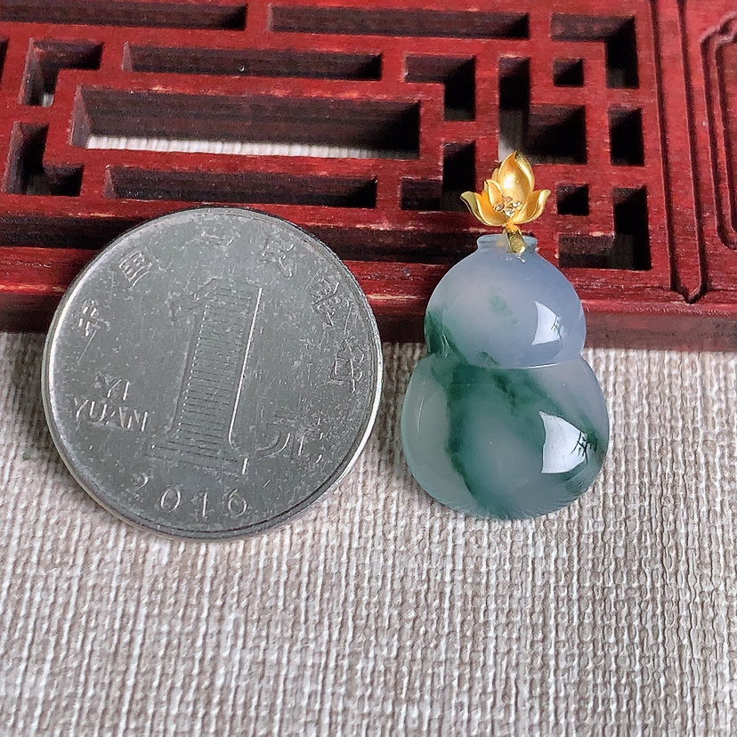 天然A货翡翠18K金扣头飘花葫芦吊坠 
尺寸27-20.4-15-4.5mm 重量2.85g 0329