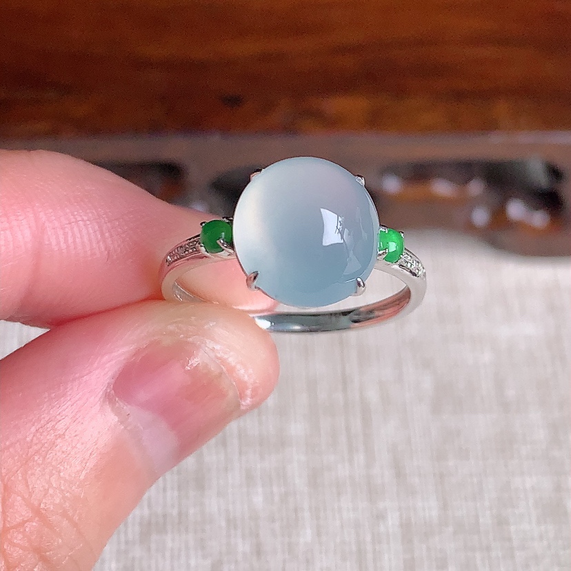 天然A货翡翠18K金伴钻镶嵌晴水蛋面戒指 圈口17.7裸石
尺寸10.5-9.6mm 重量2.35g