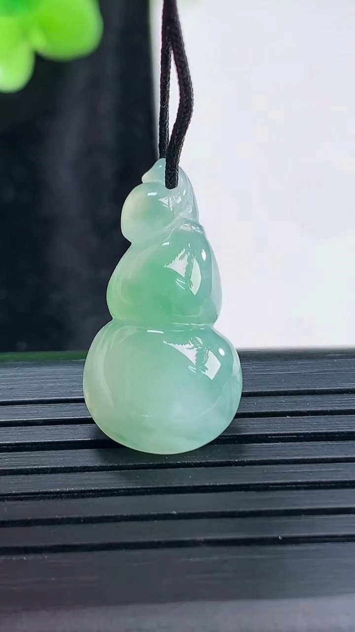 天然A货翡翠葫芦吊坠，尺寸24-13-5.8重量:2.80g
3月30日