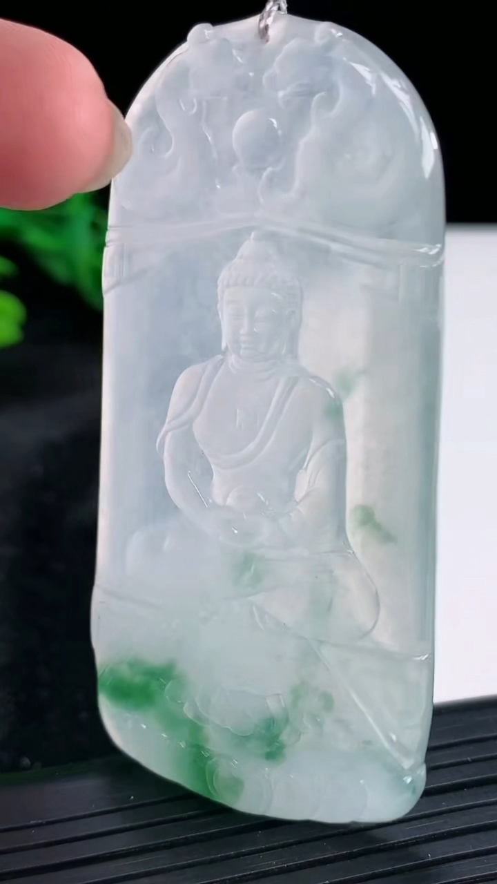 天然A货翡翠种飘花大日如来佛吊坠，尺寸71.5-34.6-5.5重量:32.96g
3月30日