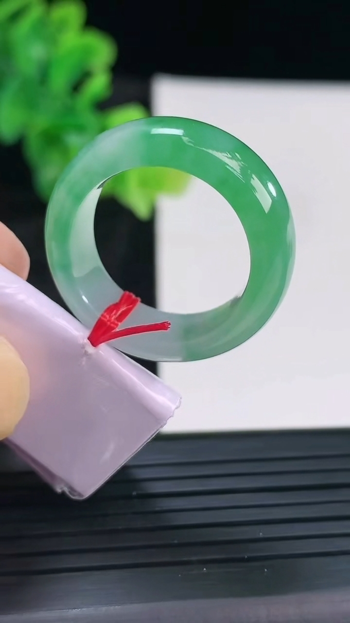 天然A货翡翠素面玉指环 戒指，尺寸19.4-9-4.2重量:8.97g2026年3月30日
工厂直销收藏佳品,种好水足，色泽均匀，有种有色，上手高大气！