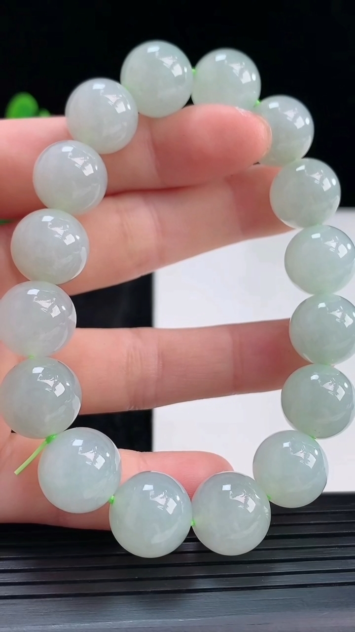 天然A货翡翠圆珠手串，尺寸12.5，重量:56.32g3月30日
工厂直销收藏佳品,种好水足，色泽均