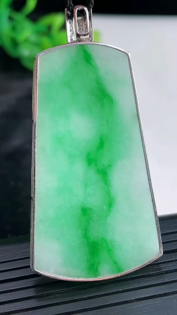 天然A货翡翠无事牌吊坠，尺寸56.5-28-4，裸石48-28重量:15.56g
3月30日