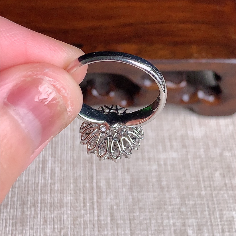 天然A货翡翠18K金伴钻镶嵌阳绿蛋面戒指 圈口17.4裸石
尺寸7-6.4mm 重量3.90g 0329