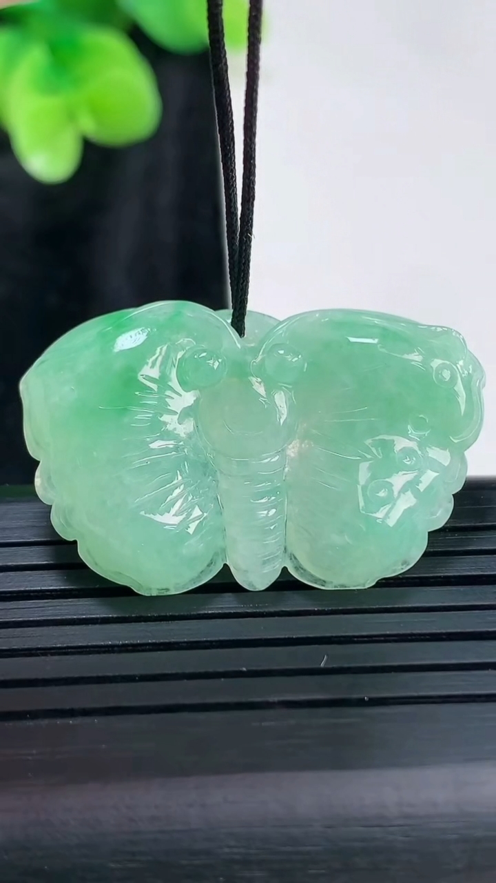 天然A货翡翠蝴蝶吊坠，尺寸22-35-5重量:6.47g
3月30日