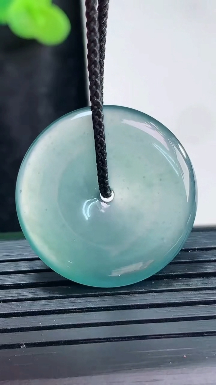 天然A货翡翠冰种蓝水平安扣吊坠，尺寸26-4.5重量:6.25g
3月30日