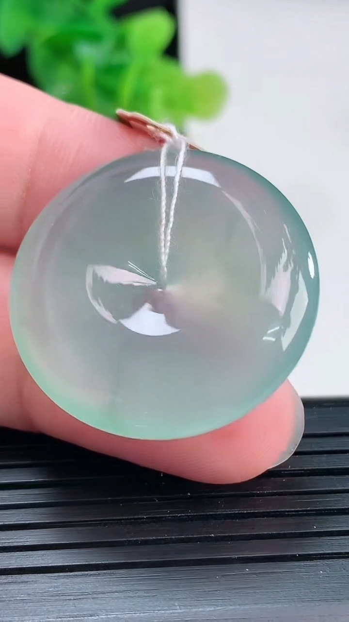 天然A货翡翠平安扣吊坠，尺寸30.5-6重量:10.86g
3月30日