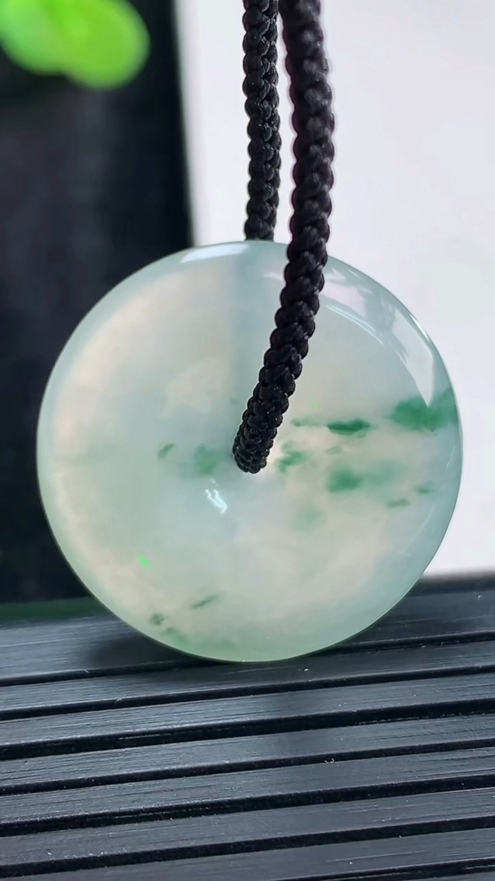 天然A货翡翠冰种飘花平安扣吊坠，尺寸25-4.2重量:5.39g
3月30日