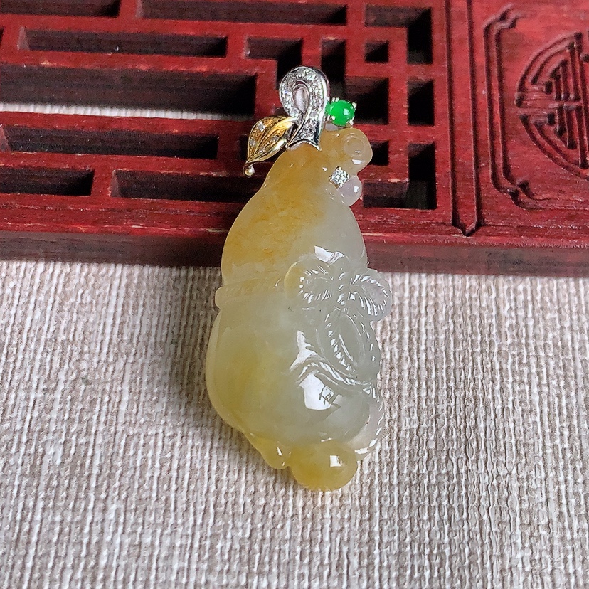 天然A货翡翠18K金伴钻镶嵌黄翡葫芦吊坠 
尺寸38-31.8-15.8-9.6mm 重量7.46g
