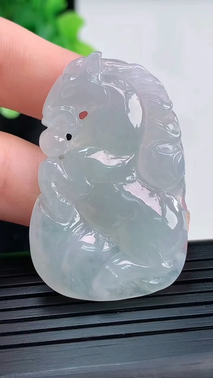 天然A货翡翠飘花生肖马吊坠，尺寸43-28-5重量:14.06g
3月30日