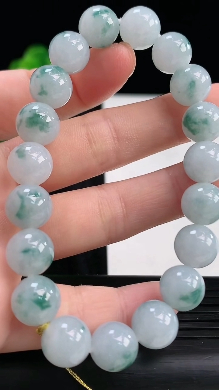 天然A货翡翠飘花圆珠手串，尺寸10重量:33.86g3月30日
工厂直销收藏佳品,种好水足，色泽均匀，有种有色，上手高大气！