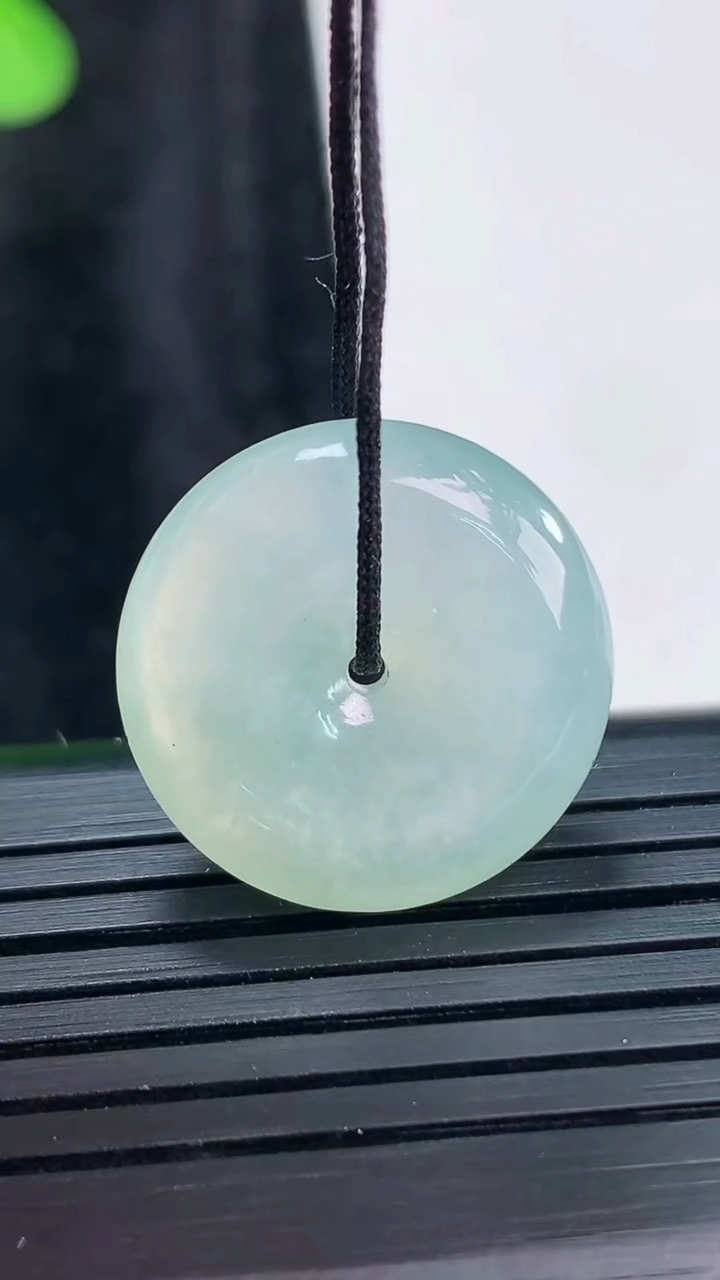 天然A货翡翠平安扣吊坠，尺寸20-5.8重量:4.71g
3月30日