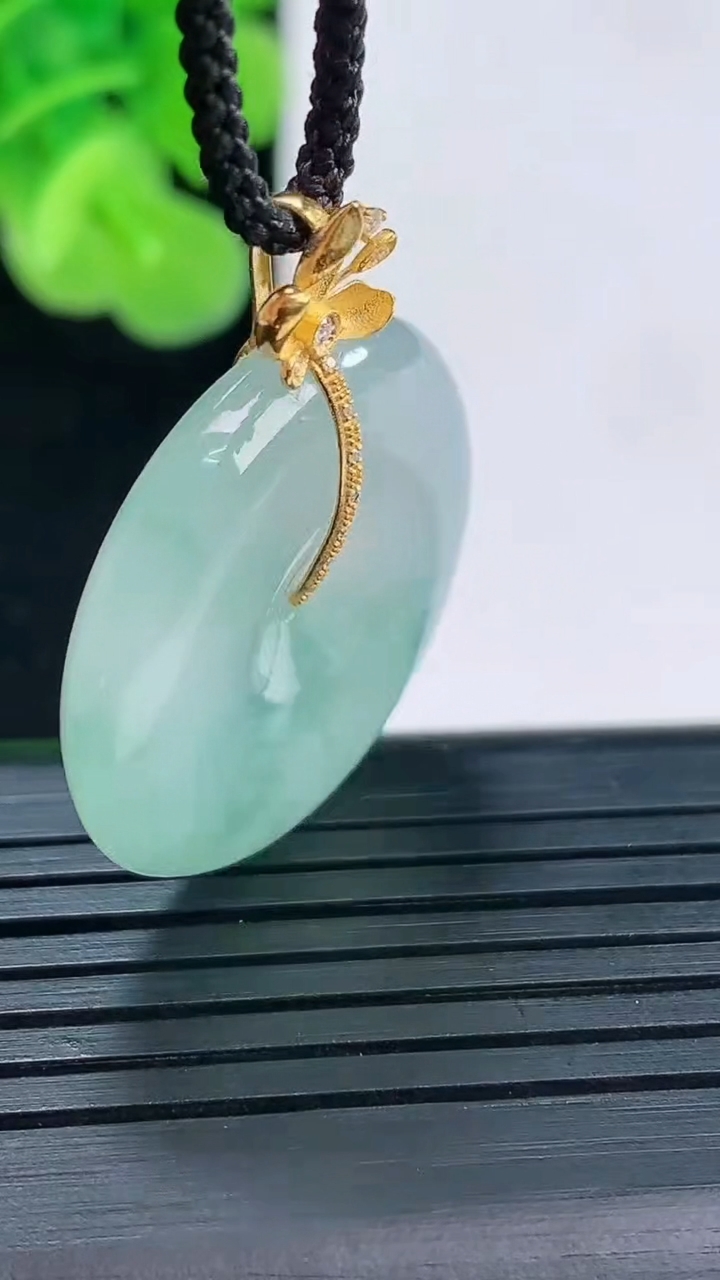 天然A货翡翠种飘花平安扣吊坠尺寸25.8-5.5重量:8.16g
3月30日