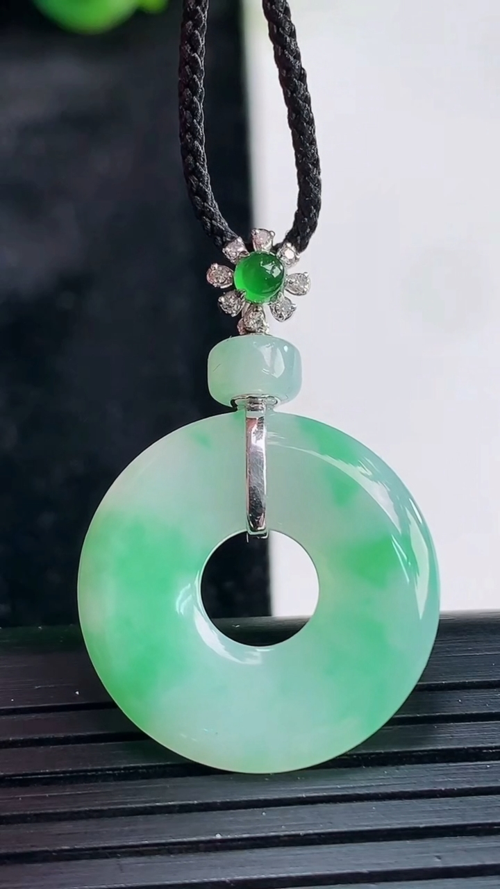 天然A货翡翠平安环吊坠，尺寸21.4-3.2重量:3.73g
3月30日