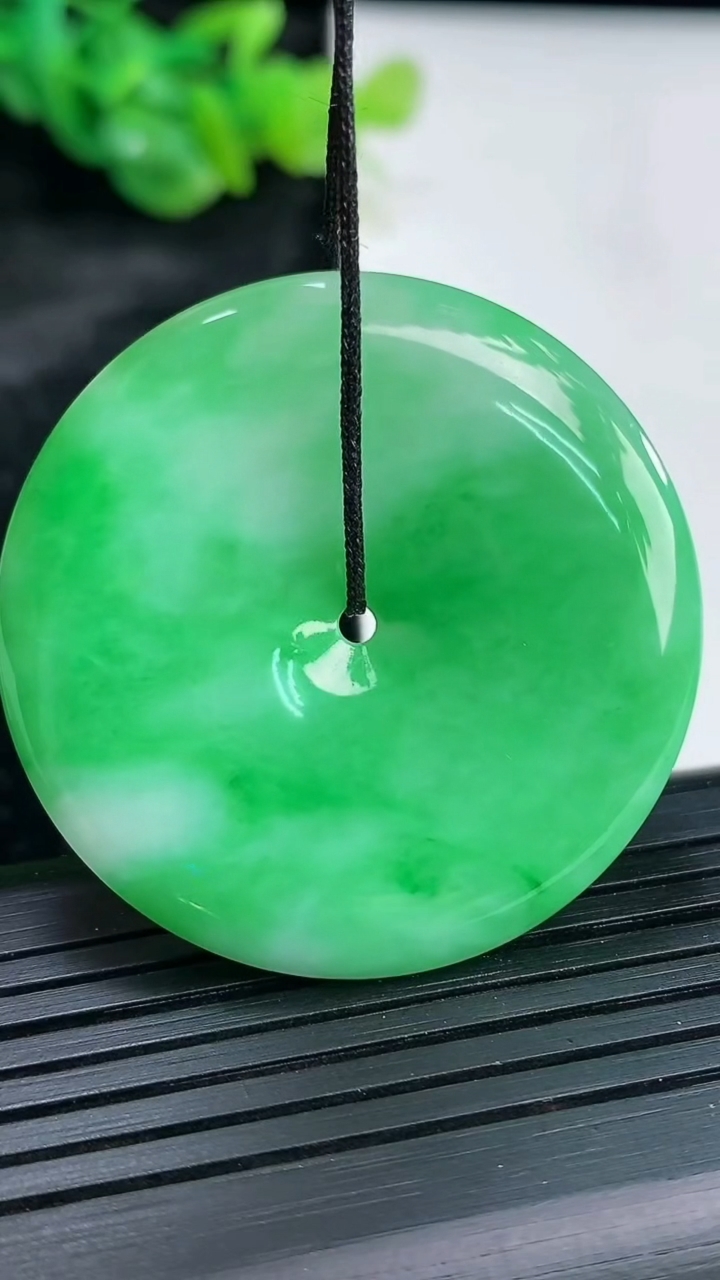 天然A货翡翠平安扣吊坠，尺寸39.5-5.8重量:19.10g
3月30日