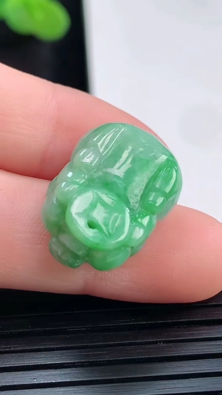 天然A货翡翠生肖猪吊坠，尺寸18.6-14-8.8重量:5.05g
3月30日