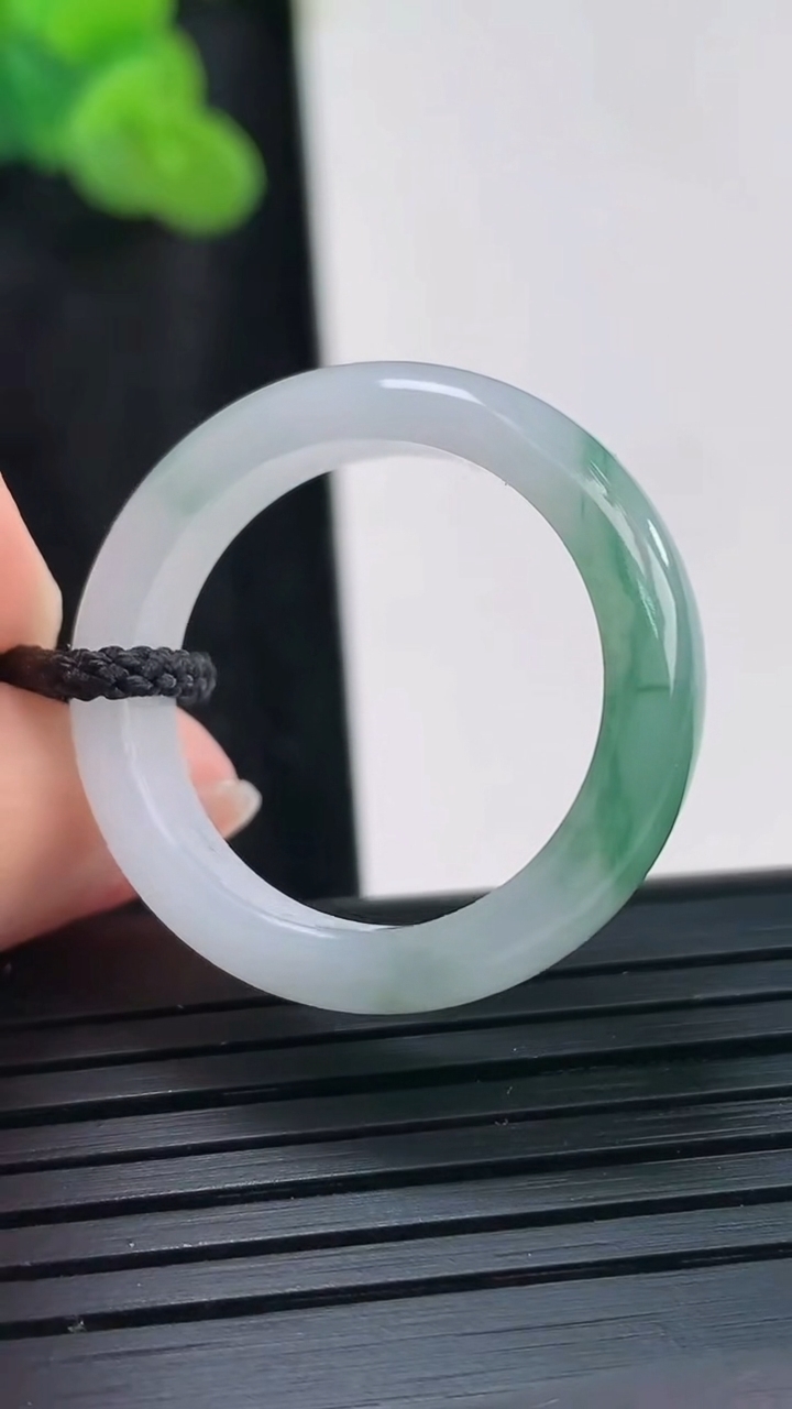 天然A货翡翠飘花素面玉指环 戒指，尺寸20.6-6-4重量:4.66g2026年3月30日
工厂直销收藏佳品,种好水足，色泽均匀，有种有色，上手高大气！