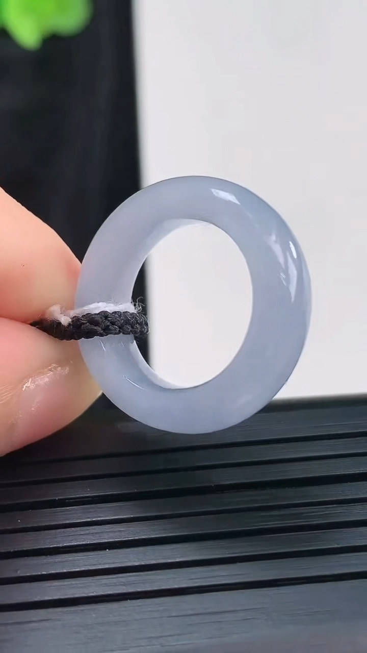 天然A货翡翠冰种紫罗兰素面玉指环 戒指，尺寸14.8-6.2-4.2重量:4.12g2026年3月30日
工厂直销收藏佳品,种好水足，色泽均匀，有种有色，上手高大气！